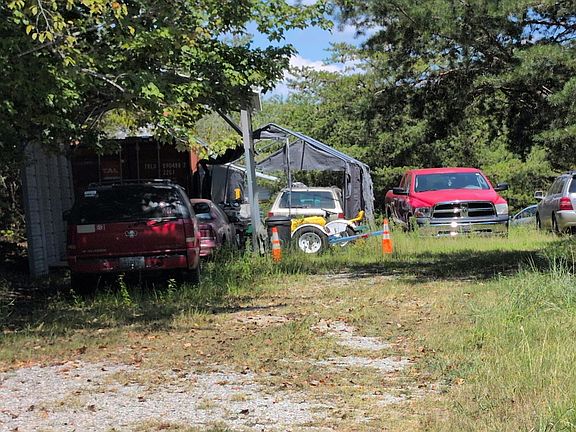 2nd image of 811 Moore Rd