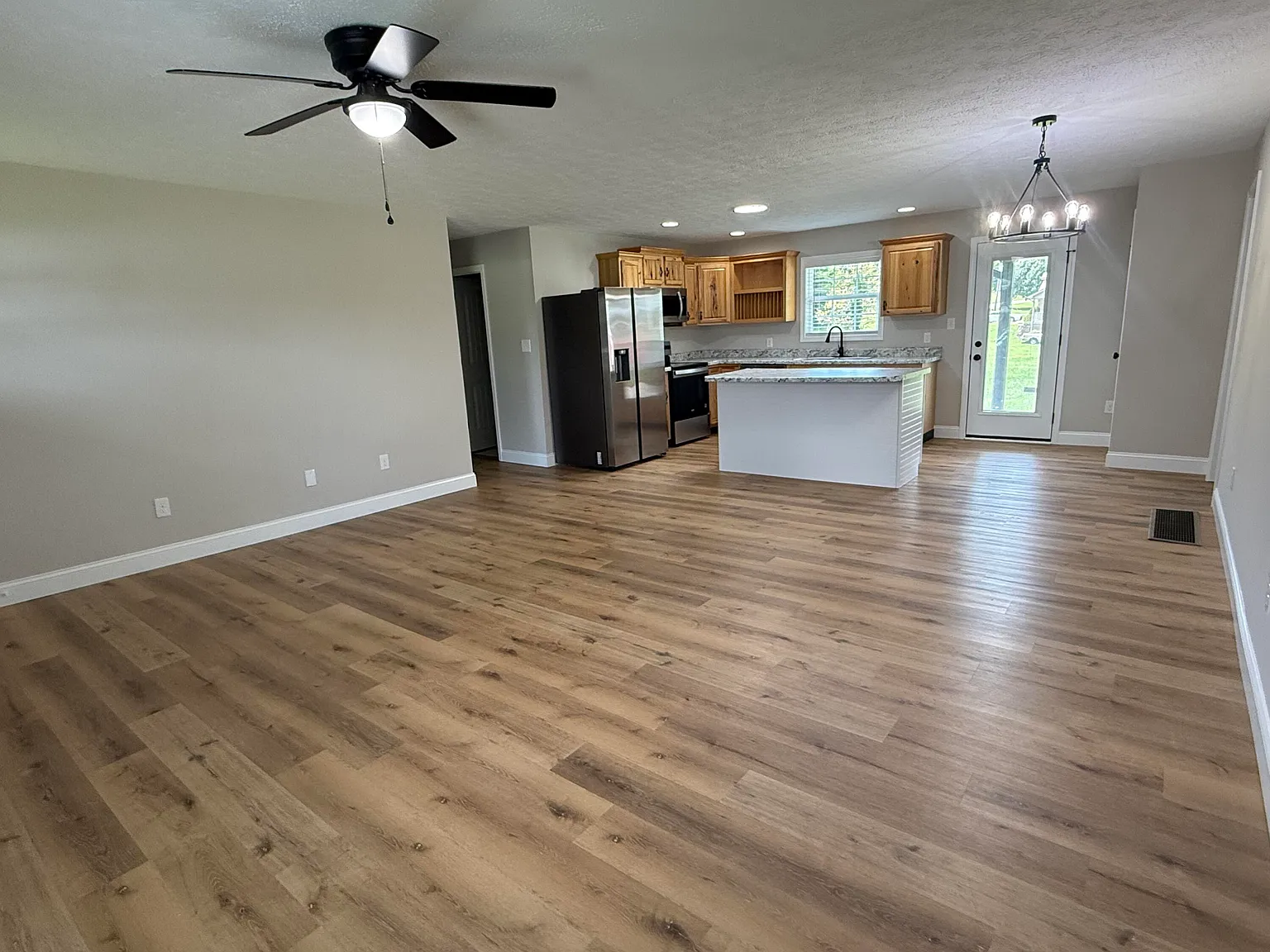 3 bed, 2.0 bath, 1200 sqft, $1,550 — Photo 4