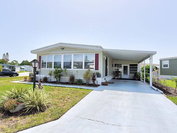 3rd image of 118 NE La Vaughn Cir