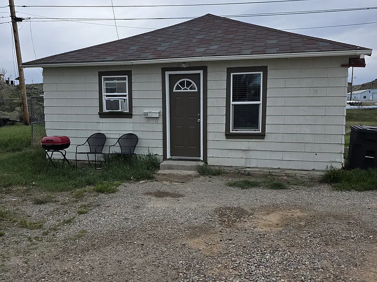Charming 1-2 bedroom/ 1 bath home that backs up to hiking trail. Enjoy a morning coffee while watching the sun rise.
