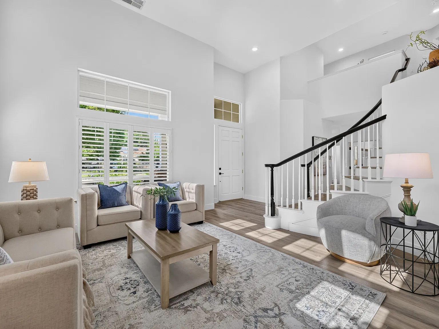 4 bed, 2527 sqft, $4,400 — Photo 2