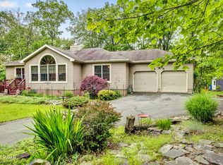 1419 Bear Dr, Bushkill, PA 18324