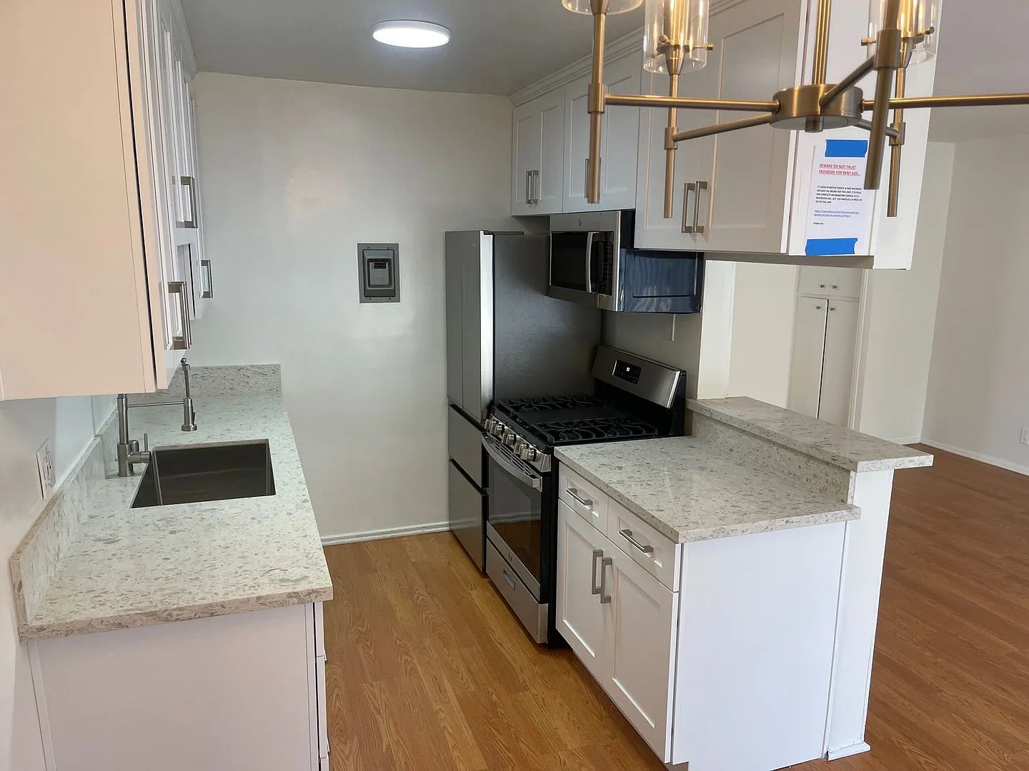 Beautifully Renovated 1-Bedroom Apartment in Prime West LA — Photo 2
