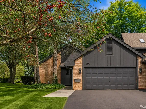 1948 Pine Ridge Ln, Bloomfield, MI 48302