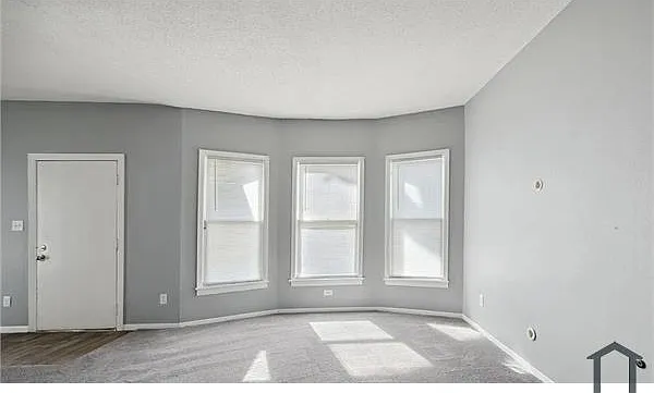 3 bed, 1374 sqft, $1,300 — Photo 2