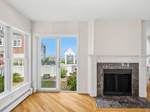 4th image of 32 Commodore Ct