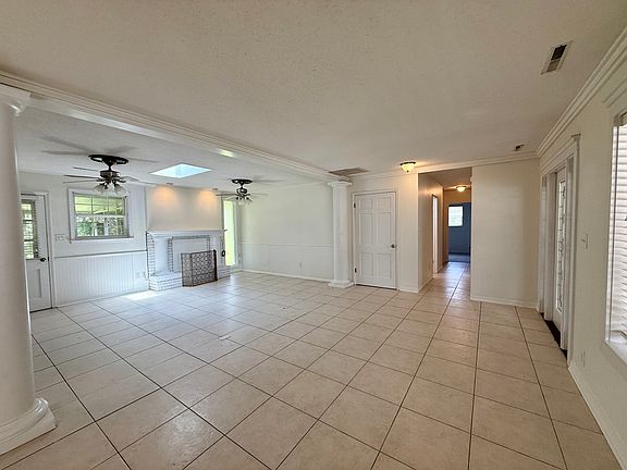 3rd image of 204 Nandina Rd
