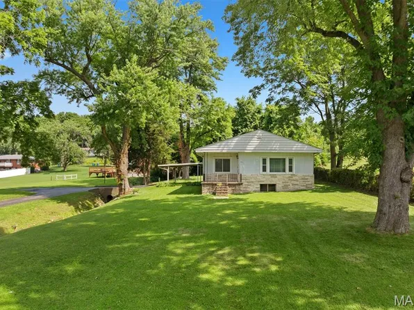 551 Woodland Ave, Wood River, IL 62095