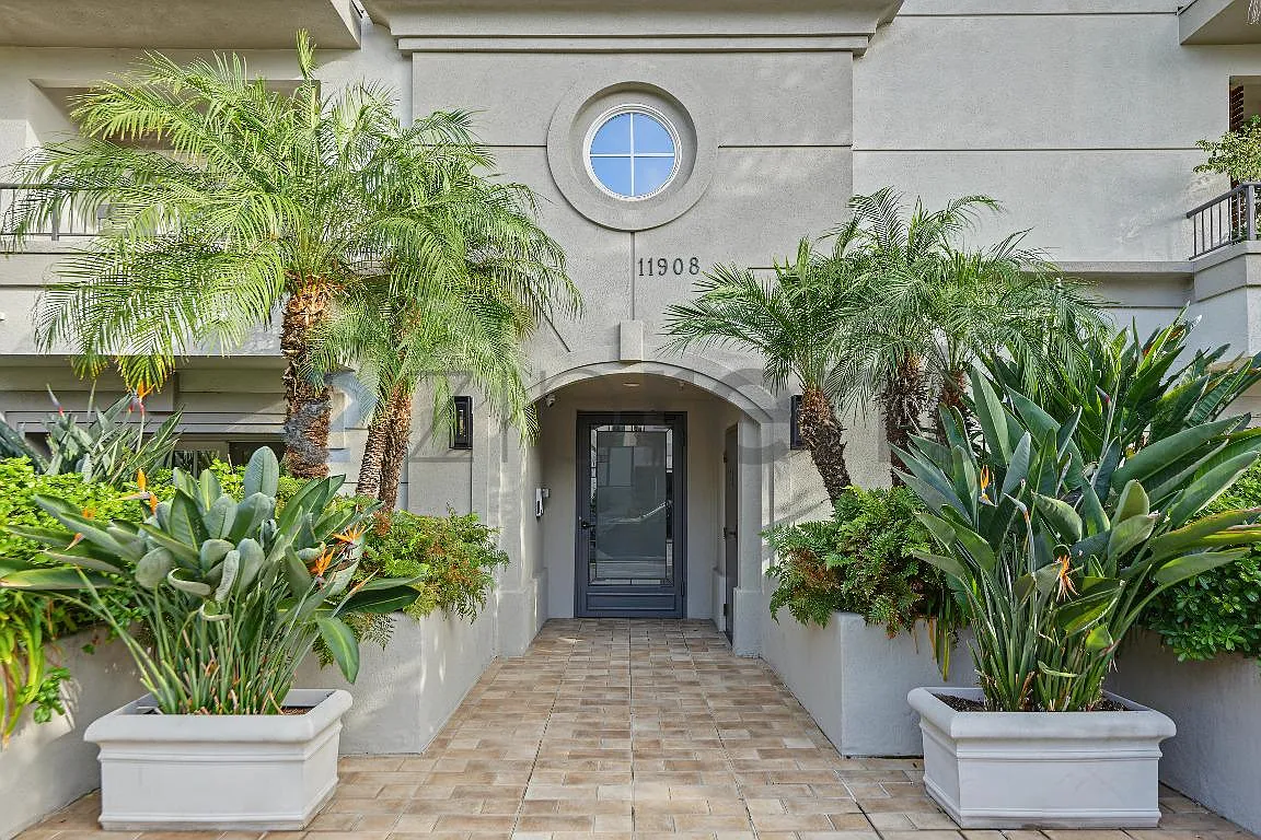3 bed, 2.5 bath, 1990 sqft, $6,975 — Photo 2