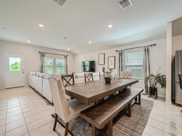 717 Taggart Trl, Jarrell, TX 76537