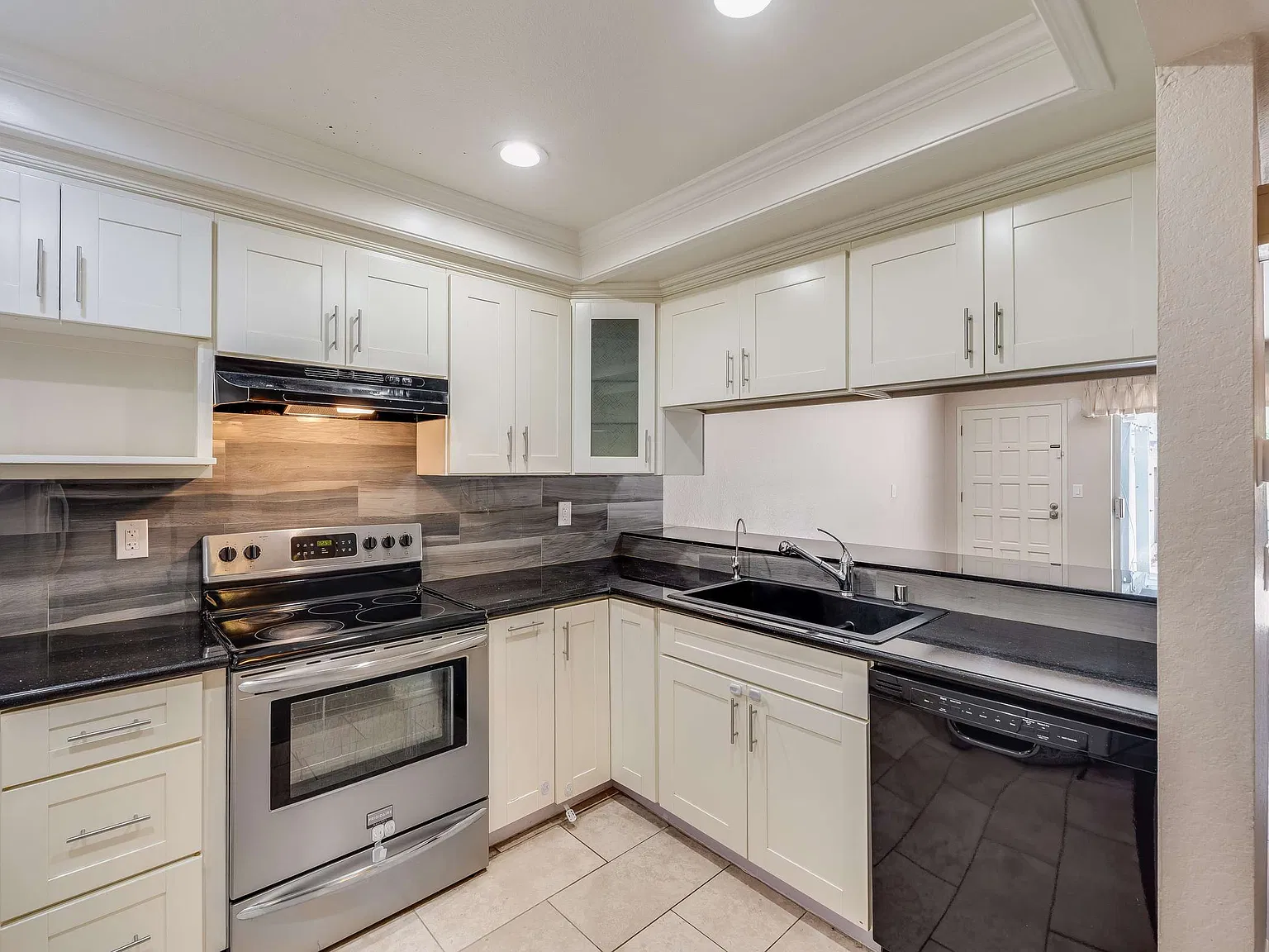 3 bed, 2.5 bath, 1580 sqft, $5,000 — Photo 1