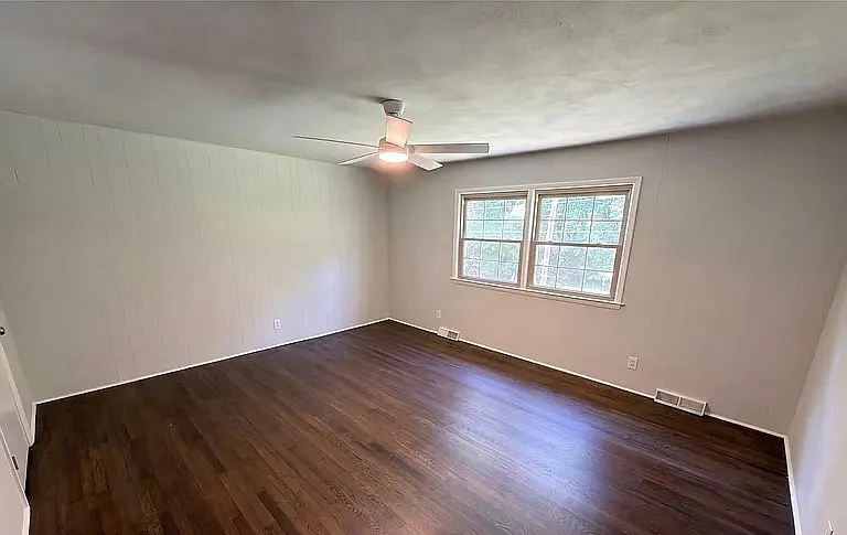 1413 Crestfield Dr — Photo 5