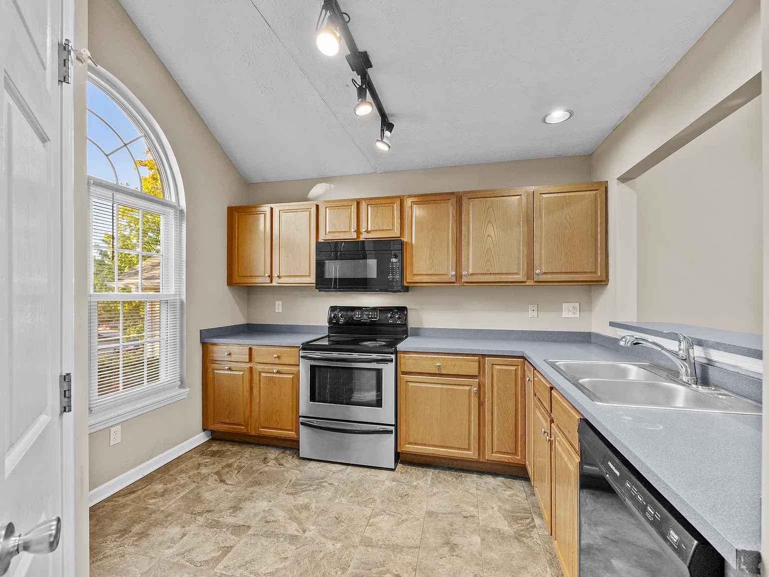 3 bed, 1300 sqft, $1,700 — Photo 3