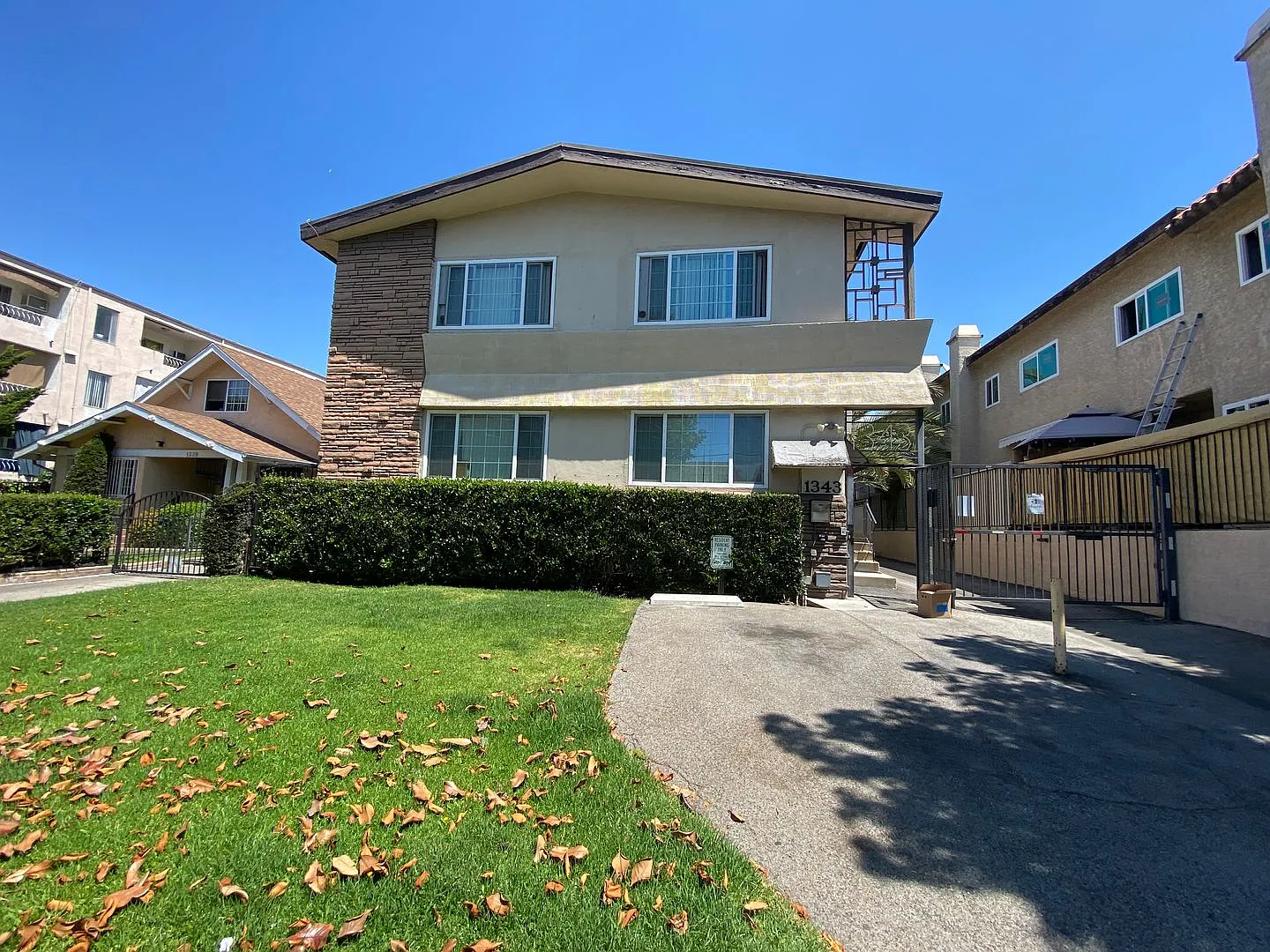 1343 E Harvard St — Photo 1