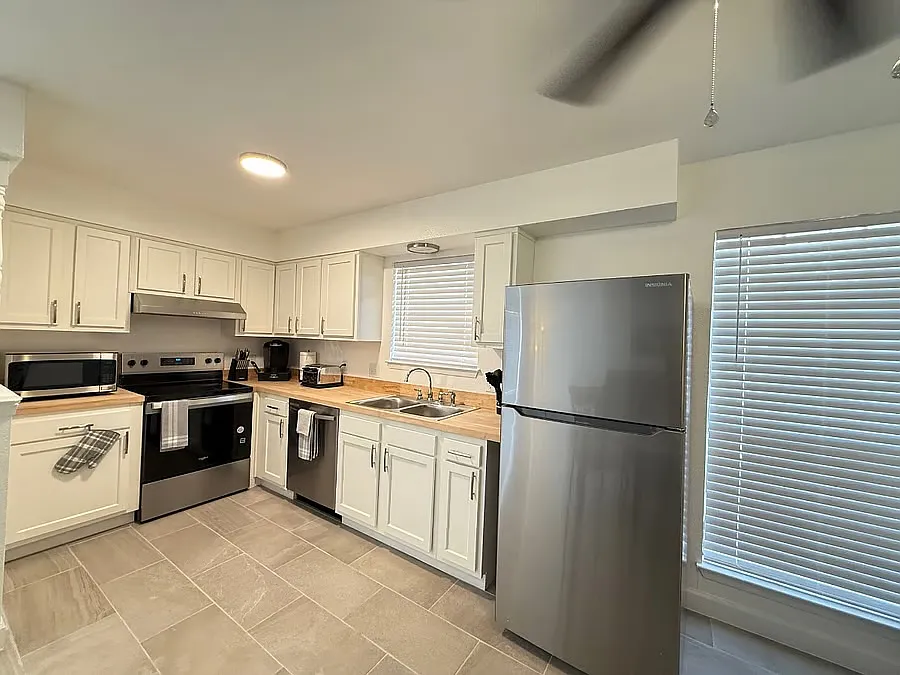 405 West Spruce Avenue - A — Photo 3