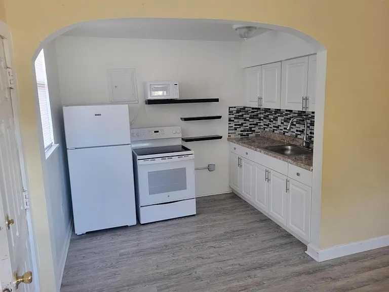 240 Stone St — Photo 1