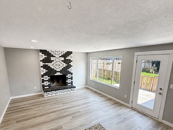 3rd image of 975 Evergreen Dr