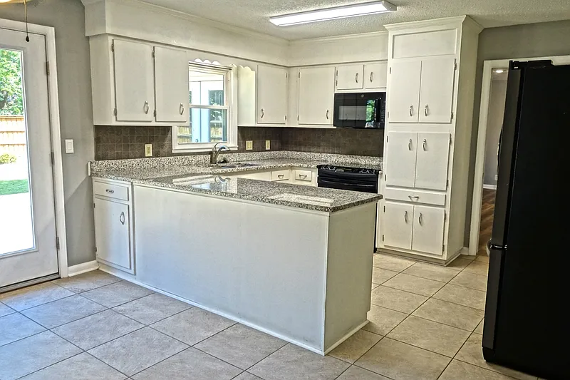 5 bed, 3.0 bath, 3384 sqft, $2,800 — Photo 2