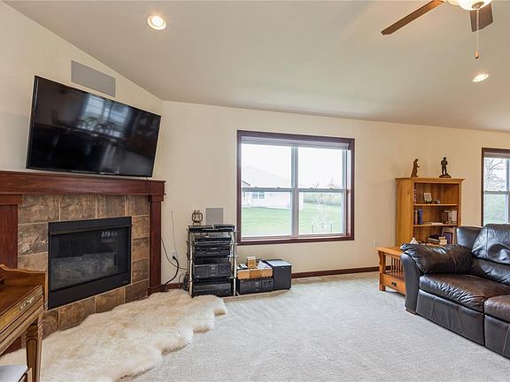 5th image of 7526 Westfield Dr NE