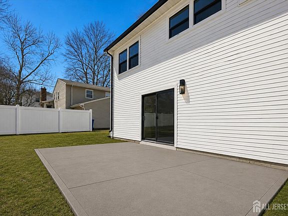 4th image of 259 Glenn Ave