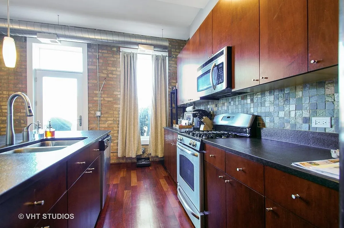 Kitchen - 3133 N Lakewood Ave #2G