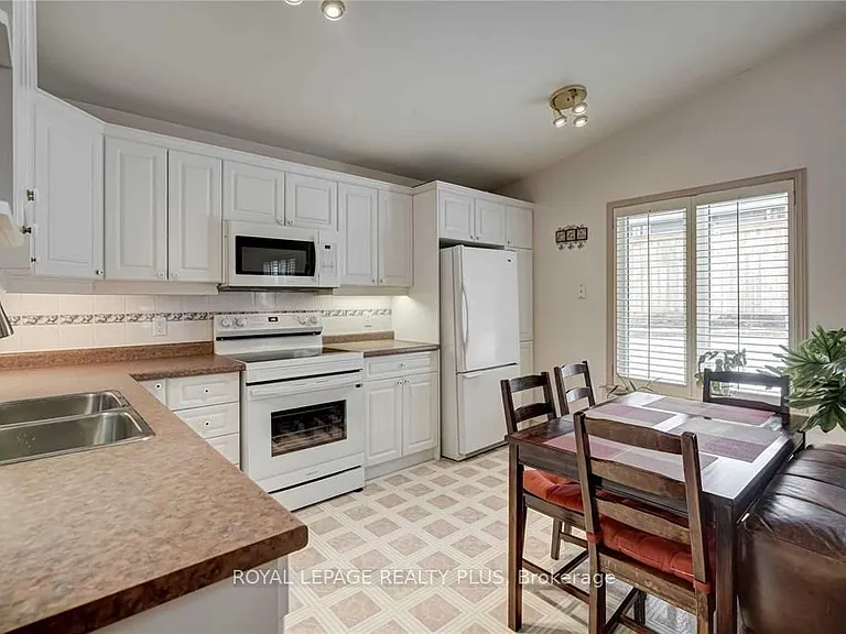 16 Alderway Ave — Photo 4