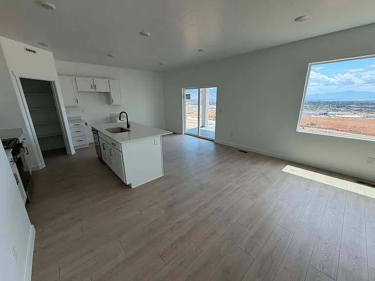 614 E Levengrove Dr — Photo 4