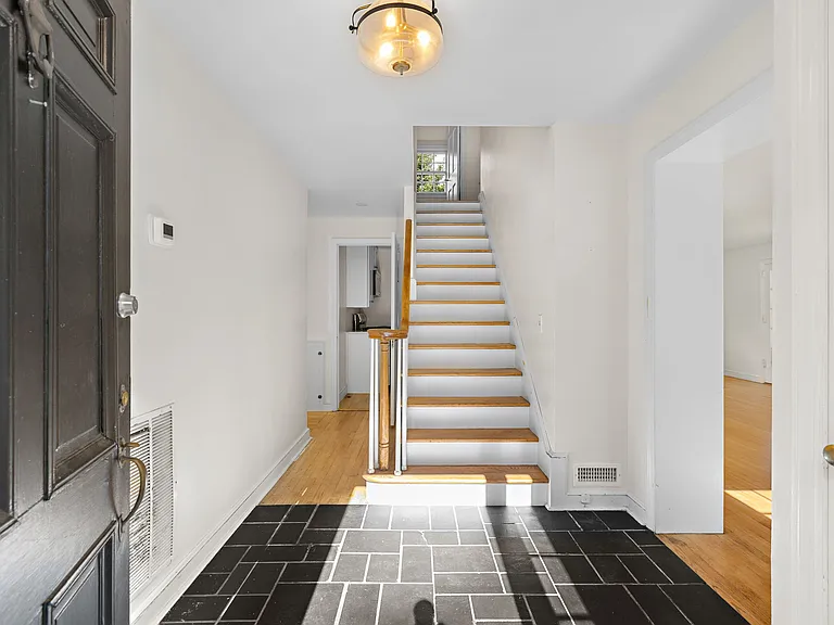 154 N Franklin Tpke — Photo 2