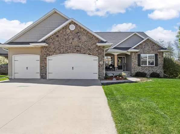 208 Willowood Dr, Hiawatha, IA 52233