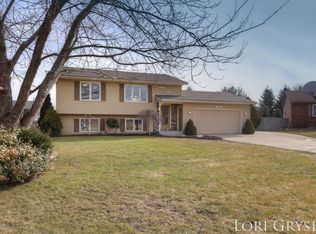 2038 Oak Hollow Dr, Jenison, MI 49428