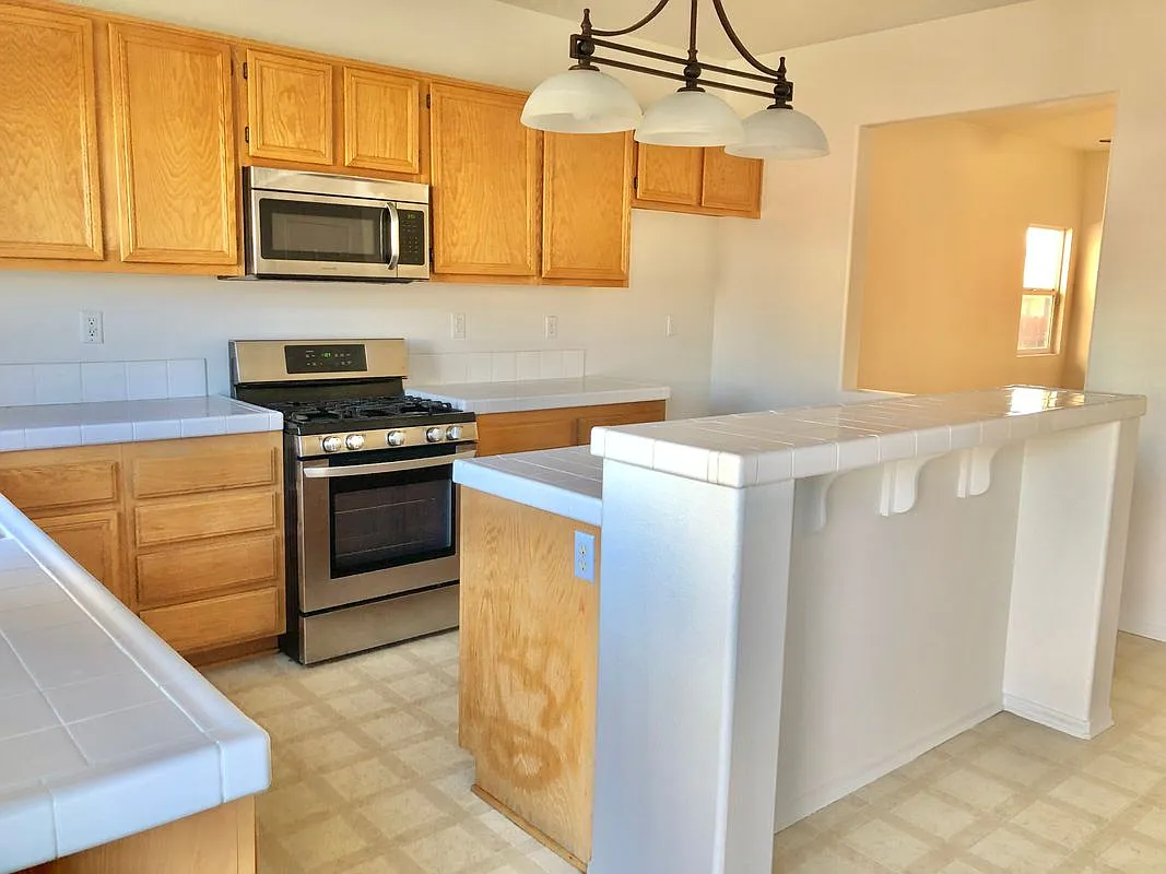 4 bed, 2.0 bath, 1693 sqft, $2,900 — Photo 2