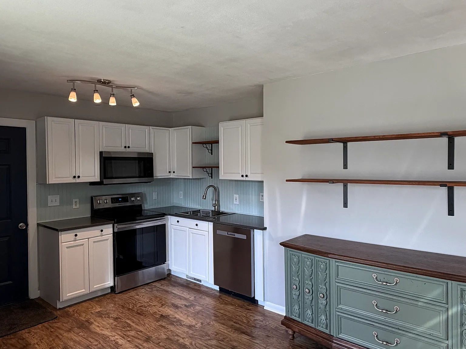 3 bed, 1050 sqft, $1,850 — Photo 3
