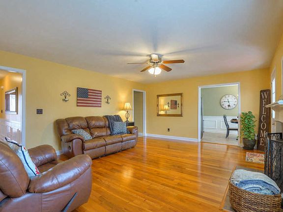 3rd image of 4621 Catalina Ct