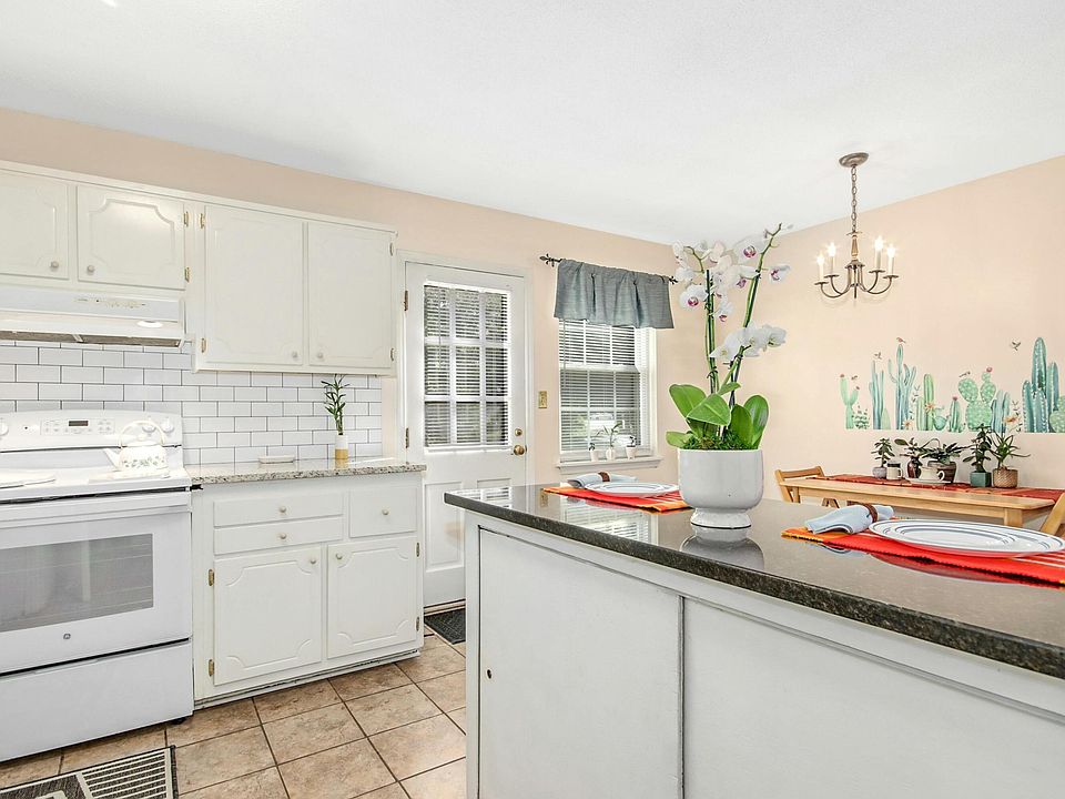 1st image of 1002 Willow Dr APT 7