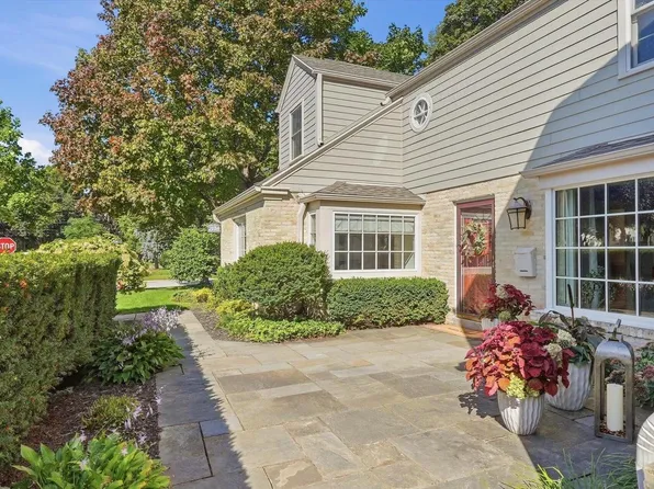 2604 N 89th STREET, Wauwatosa, WI 53226