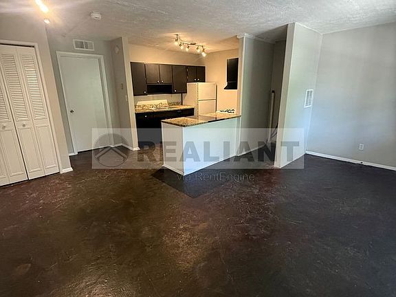 4th image of 468 N Limestone #7