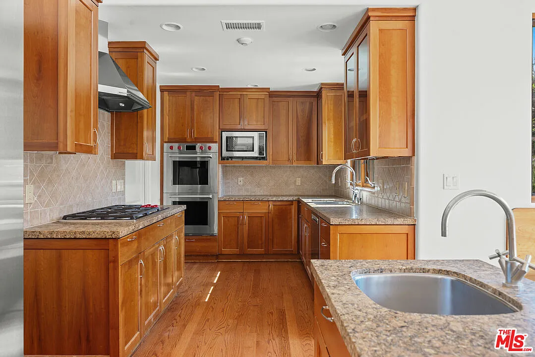 6 bed, 5.5 bath, 4071 sqft, $15,900 — Photo 4