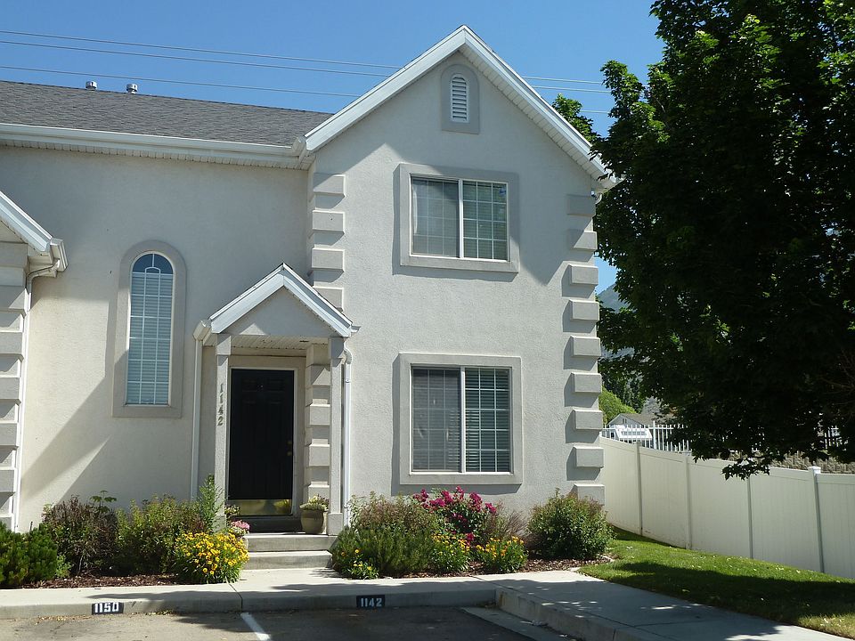 Row-end townhouse