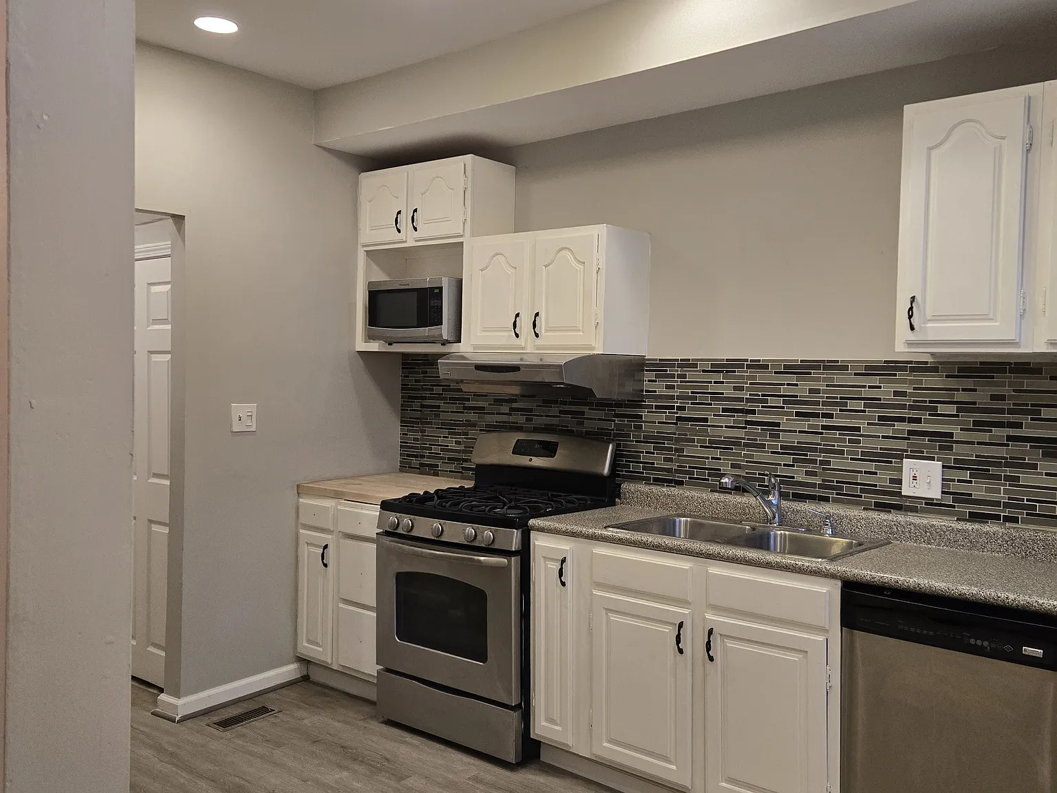 5065 Northland Ave — Photo 1