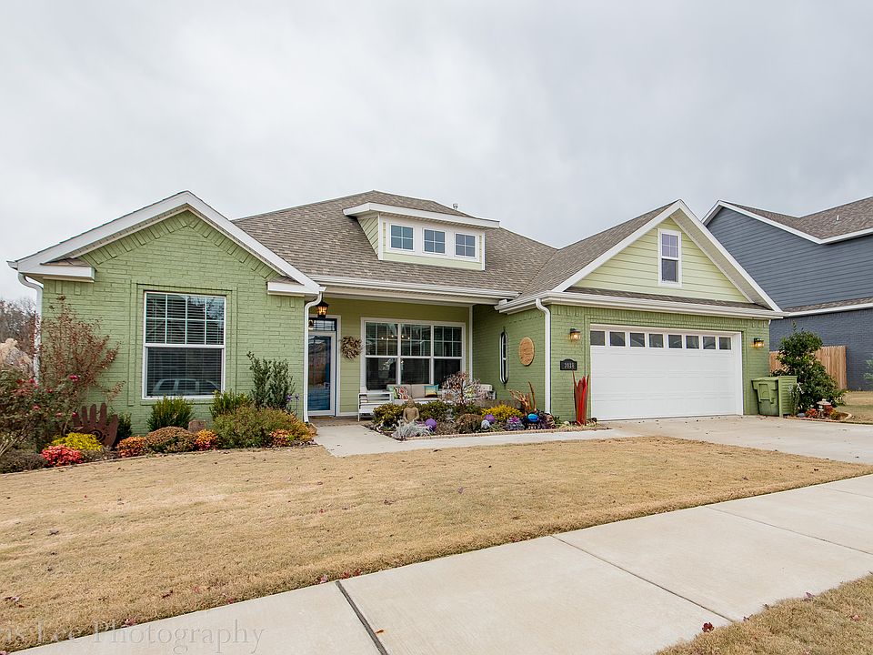 1st image of 3028 E Royal Dr