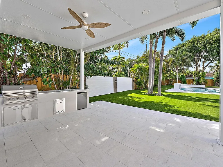 391 W Riverside Dr — Photo 20