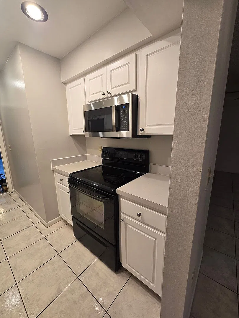 Two Bedroom Condo close to USF — Photo 4