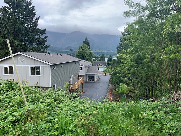 3rd image of 373 NW Vancouver Ave #1