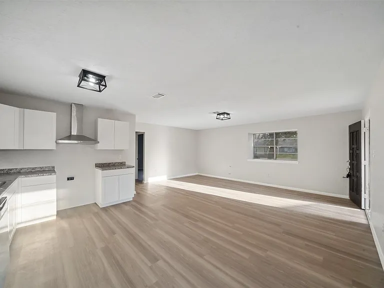 602 Reverse St — Photo 4