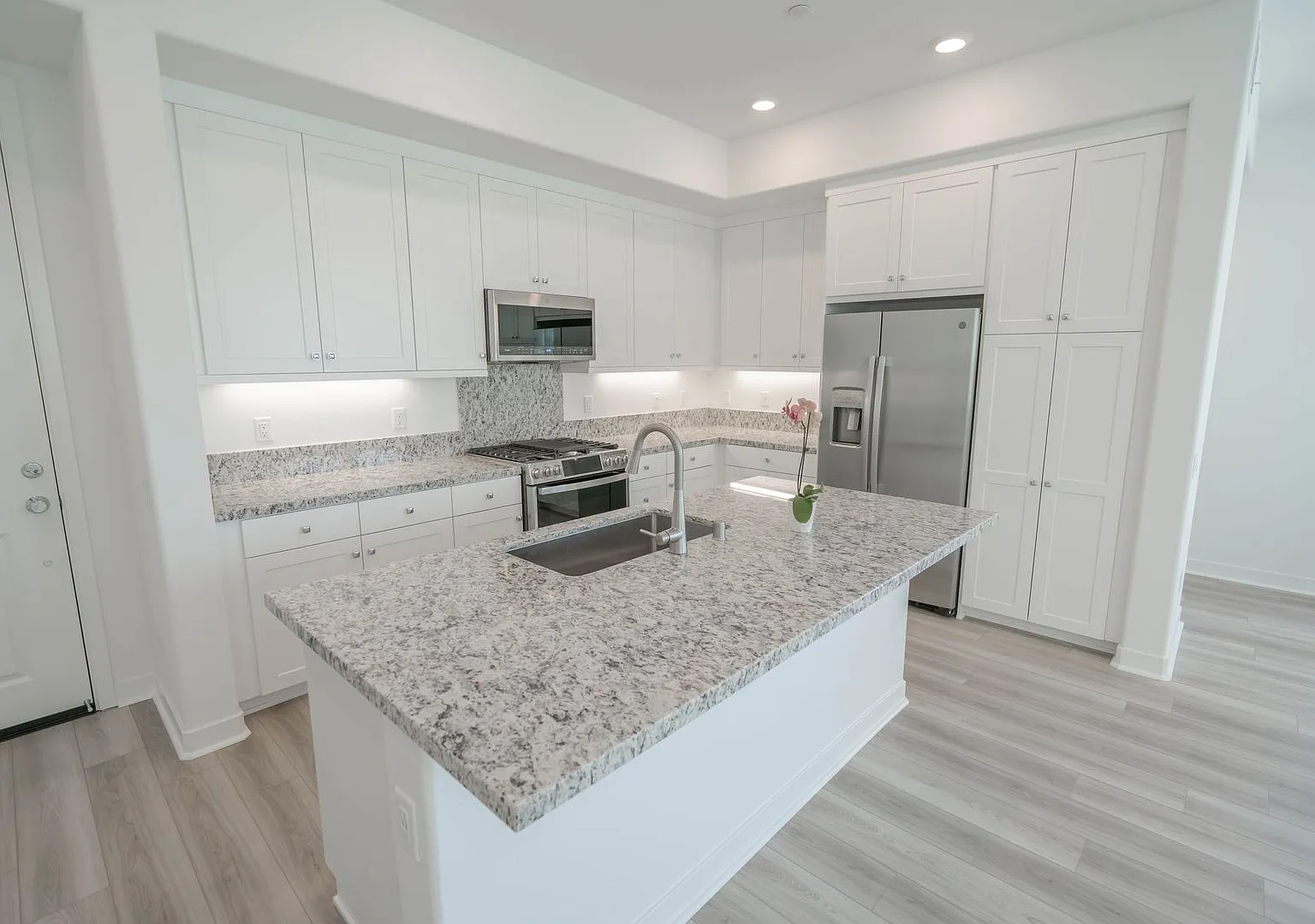 Five Points 2 Bedroom Condo for Rent in Valencia! — Photo 4