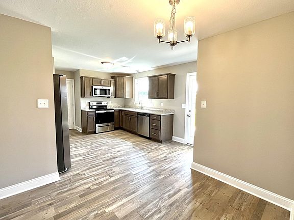 5th image of 10 Lillian Grace Dr