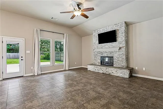 3 bed, 2.0 bath, 1695 sqft, $2,500 — Photo 4