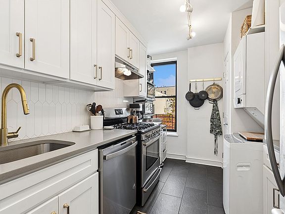 3rd image of 458 Lincoln Pl APT 3B