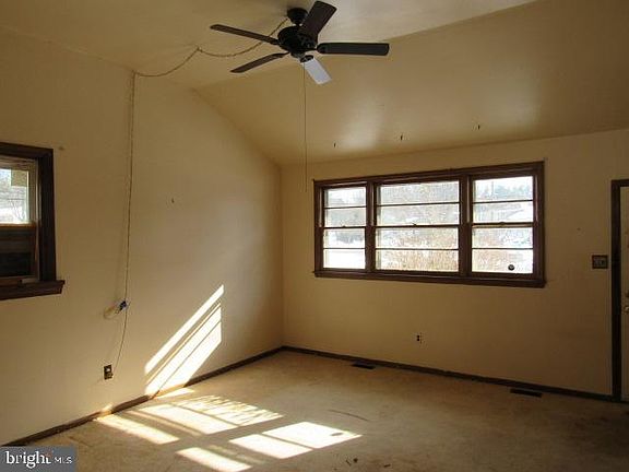 3rd image of 11 Pleasant Valley Dr