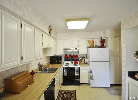 4th image of 42227 Pellston Dr #281